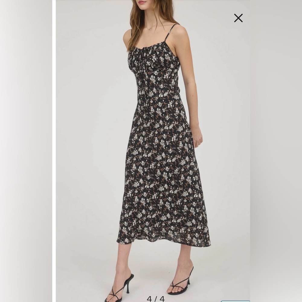 Gathered Bust Midi dress 👗 
Blu Pepper
Floral Black Midi Dress 💐